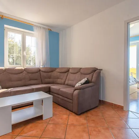 Appartamento Nice In W/ 1 Bedrooms Hrvatini