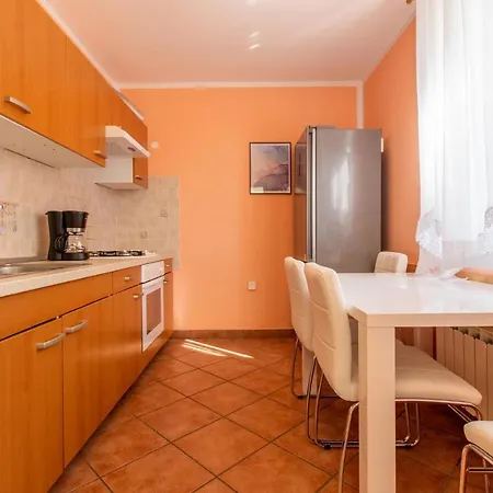 Apartamento Nice In W/ 1 Bedrooms Hrvatini